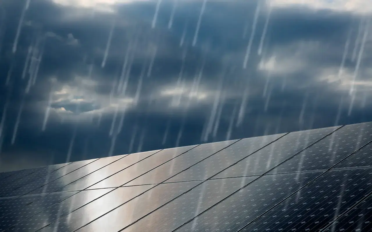 4 Mitos Comunes sobre Paneles y la Lluvia